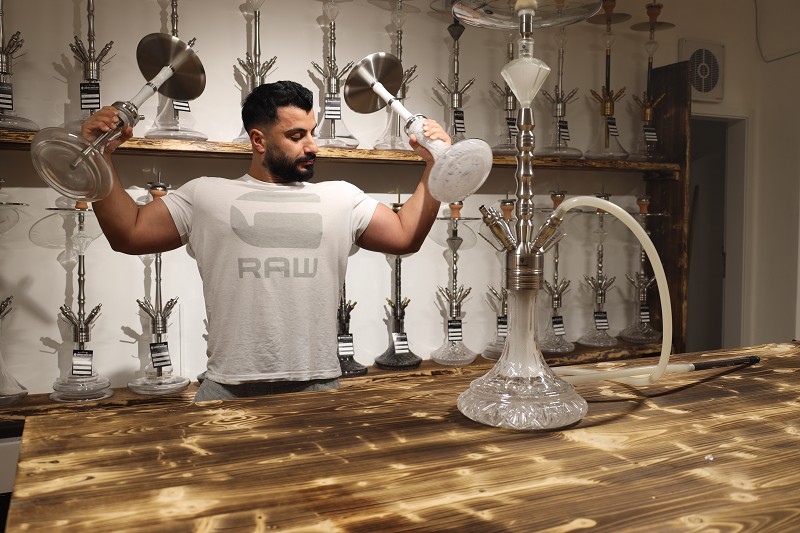 Macht Shisharauchen stark? Bodybuilder mit Shisha